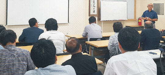 한국산업단지공단 대경권기업성장지원센터(센터장 김사홍)가 13일 저녁 경북 구미시 공단동 산단공 대경본부 별관 2층 창의혁신방에서 올해 들어 여섯 번째 'CEO 창조혁신 공부방'을 열었다. 이번 공부방에는 전 현대자동차 디자인연구소 부사장을 역임하고 현재 FOMA 자동차디자인 미술관을 운영하고 있는 박종서 국민대 교수가 '디자인이라는 열매를 맺기까지'란 주제로 자연에서 배우는 디자인에 대한 다양한 이야기와 디자인 경영의 중요성을 강조하는 내용으로 특강을 했다.   산단공 대경권본부 기업성장지원센터 제공